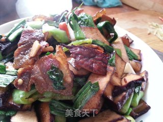 腊肉炒蒜苗，湖南美食！香辣并存的做法步骤：17