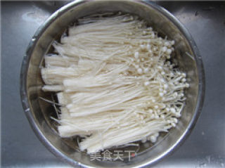 上汤金针菇的做法步骤：1