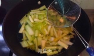 凉拌西芹的做法步骤：2