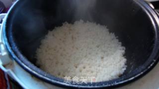 电饭煲香肠焖饭的做法步骤：3