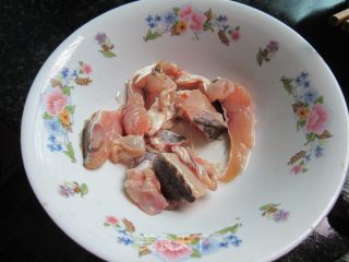 香辣家常粉条鱼的做法步骤：2