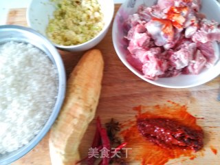 粉蒸排骨的做法步骤：1