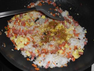 咖喱黑椒蛋炒饭的做法步骤：5