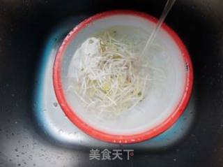 香菇炒豆芽的做法步骤：1