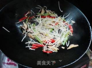 香菇炒豆芽的做法步骤：5