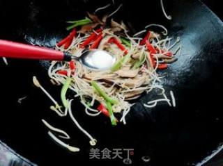 香菇炒豆芽的做法步骤：6