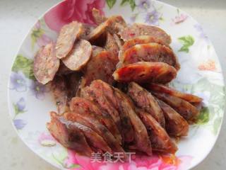 胡萝卜炒腊肠的做法步骤：3