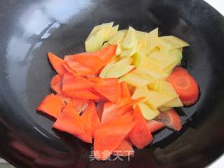 胡萝卜炒腊肠的做法步骤：6