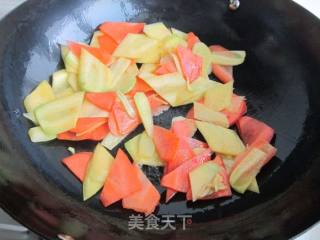 胡萝卜炒腊肠的做法步骤：7