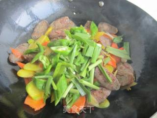 胡萝卜炒腊肠的做法步骤：9