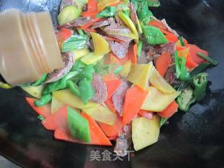 胡萝卜炒腊肠的做法步骤：11