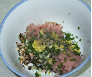 外酥里嫩 香菇肉末蛋挞的做法步骤：2