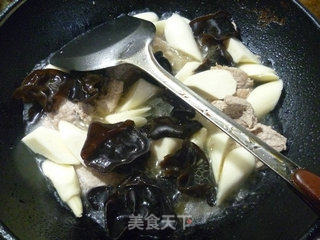 黑木耳茭白烧猪大排的做法步骤：12