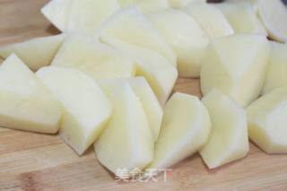土豆红烧肉的做法步骤：2