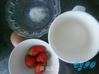 草莓牛奶炖蛋的做法步骤：1