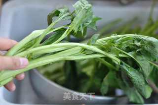 炝炒菠菜梗的做法步骤：1