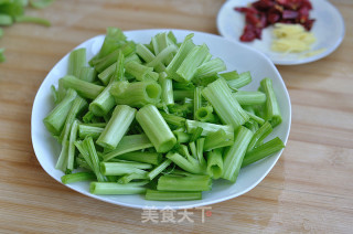 炝炒菠菜梗的做法步骤：2