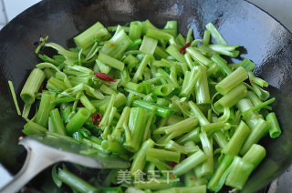 炝炒菠菜梗的做法步骤：5