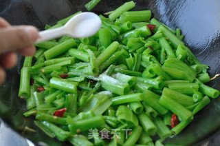 炝炒菠菜梗的做法步骤：6