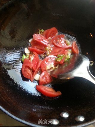 双西合璧--西葫芦炒西红柿---夏日素食来袭！！的做法步骤：2