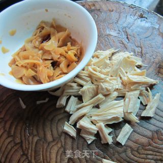 头道菜拌腐竹的做法步骤：2