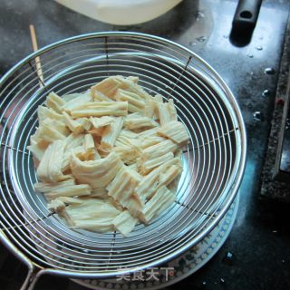 头道菜拌腐竹的做法步骤：4