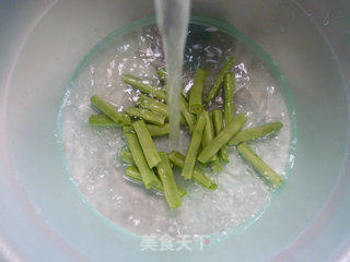 茭白梅豆炒猪肚的做法步骤：3