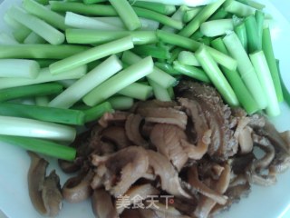 蒜苔炒牛肚的做法步骤：1