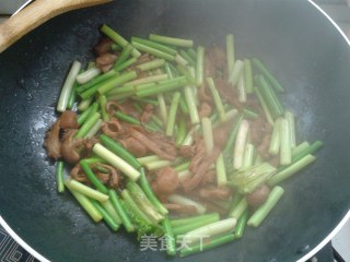 蒜苔炒牛肚的做法步骤：4