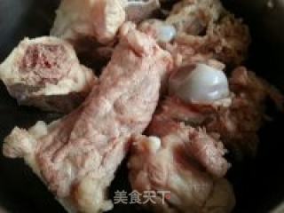 淮山胡萝卜枸杞猪骨汤的做法步骤：1