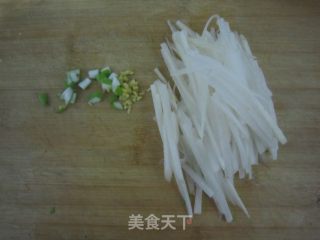 【萝卜炒虾皮】的做法步骤：2