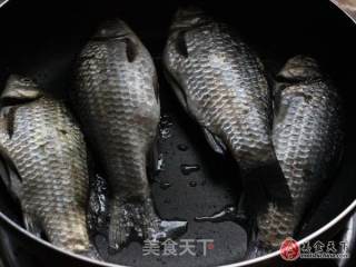 奶白浓稠鲫鱼汤的做法步骤：2
