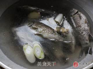 奶白浓稠鲫鱼汤的做法步骤：3