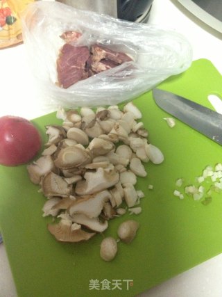 番茄蘑菇炒牛肉的做法步骤：1