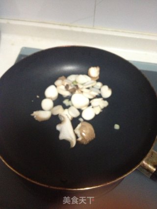 番茄蘑菇炒牛肉的做法步骤：3