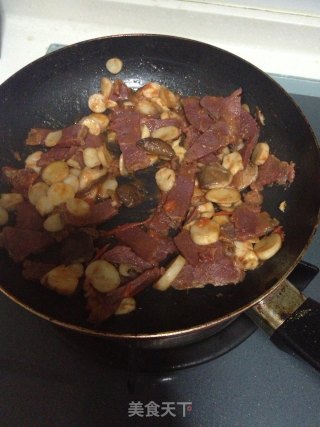番茄蘑菇炒牛肉的做法步骤：11