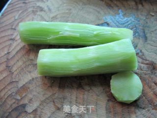 香油莴笋片的做法步骤：1