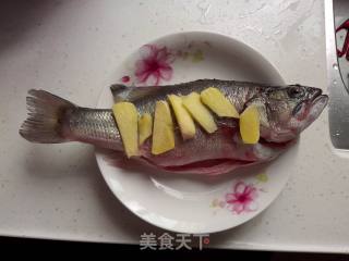 清蒸鲈鱼的做法步骤：1