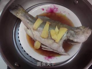清蒸鲈鱼的做法步骤：3