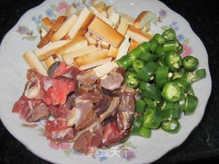 鸭腿炒熏豆腐的做法步骤：2