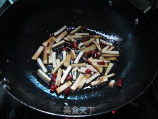 鸭腿炒熏豆腐的做法步骤：3