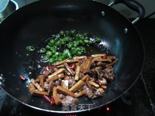 鸭腿炒熏豆腐的做法步骤：7