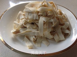 [尖椒干豆腐丝]------最家常的小炒的做法步骤：1