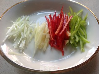 [尖椒干豆腐丝]------最家常的小炒的做法步骤：2