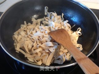 [尖椒干豆腐丝]------最家常的小炒的做法步骤：4