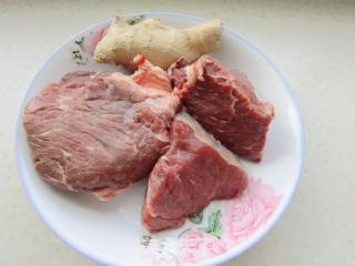 番茄酱土豆烧牛肉的做法步骤：1