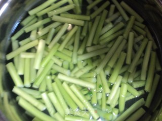 蒜苔炒肉丝的做法步骤：1