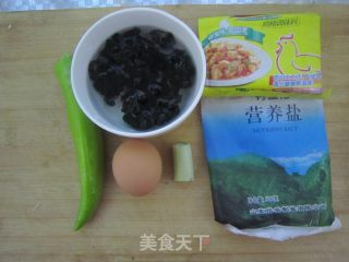 木耳青椒炒鸡蛋的做法步骤：1