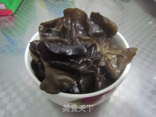 木耳青椒炒鸡蛋的做法步骤：2