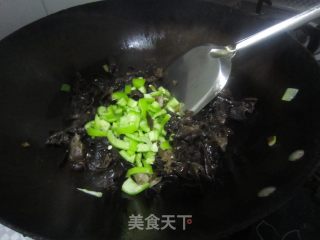 木耳青椒炒鸡蛋的做法步骤：6